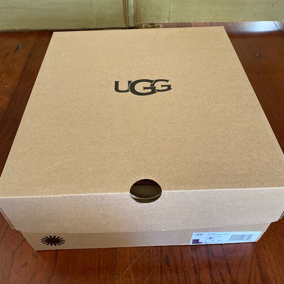 NIB UGGs classic short II velvet boots - Picture 13 of 13